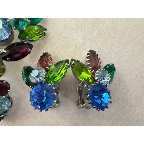 Vintage silver tone green blue aurora borealis rhinestones brooch clip earrings - Picture 3 of 10